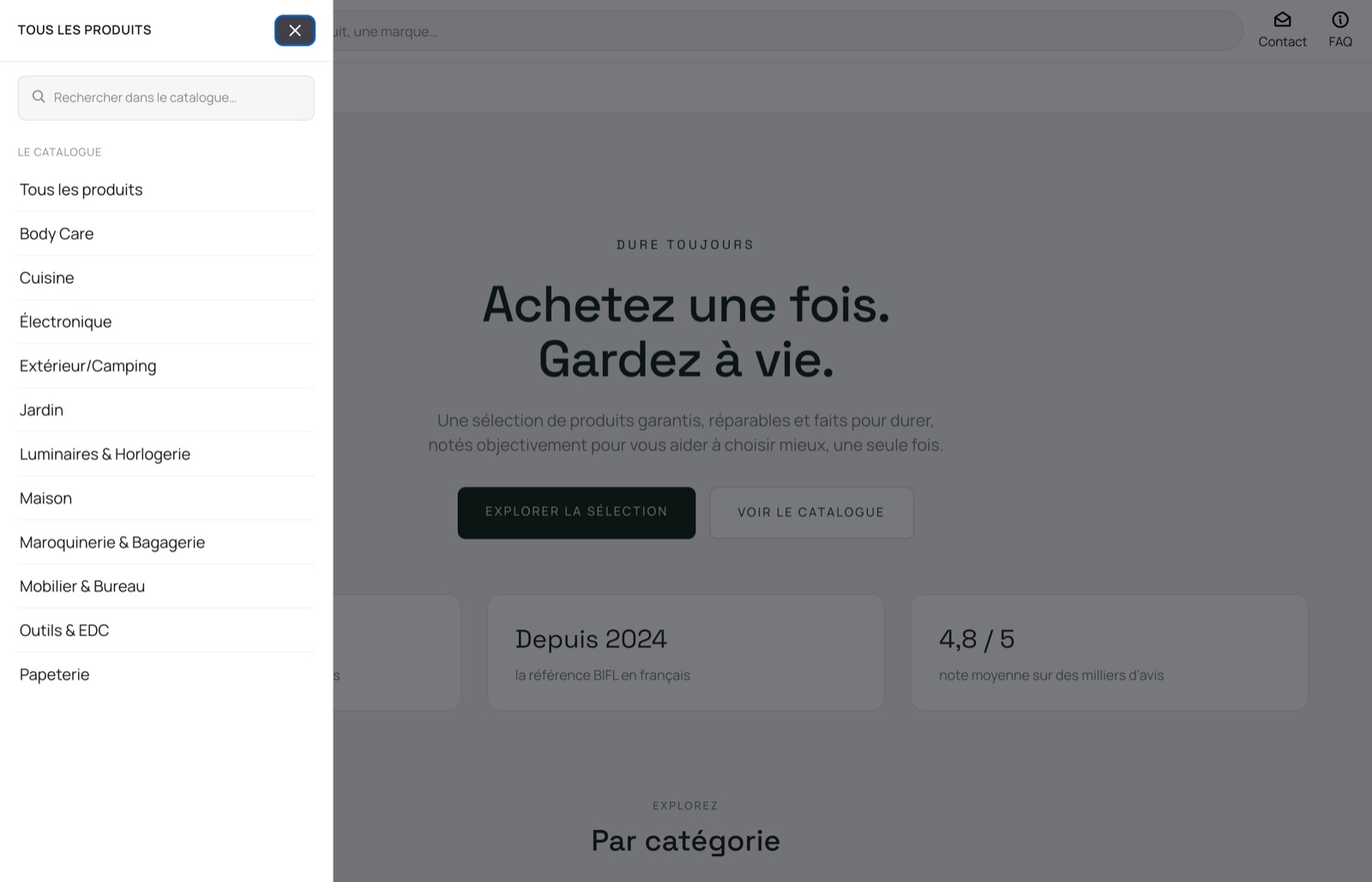 Tiroir WPlusMenu ouvert sur une boutique WooCommerce réelle : champ de recherche du catalogue et liste de catégories (Body Care, Cuisine, Électronique, Extérieur/Camping, Jardin, Luminaires & Horlogerie, Maison, Maroquinerie & Bagagerie, Mobilier & Bureau, Outils & EDC, Papeterie).